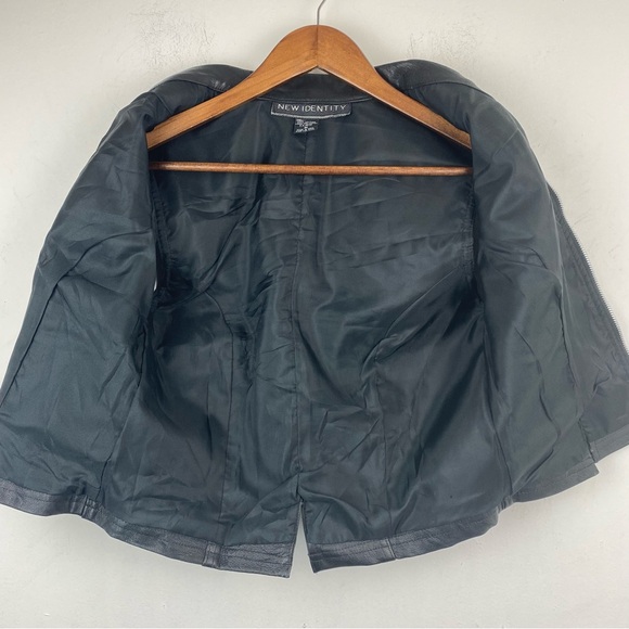 New Identity size Medium Women’s Black Leather Full Zip Vest - Picture 5 of 6